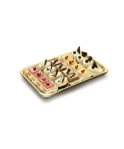 Vassoio oro rettangolare contenente dolcetti di pasticceria mignon