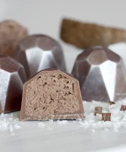 Praline realizzate con il pralinato al cioccolato al latte e fiocchi di cocco e crepes