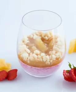 Dolce al cucchiaio in un bicchiere con la composta di ananas al 70%