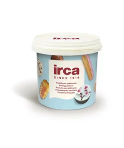 Fusto contenente la crema ai frutti di bosco e yogurt