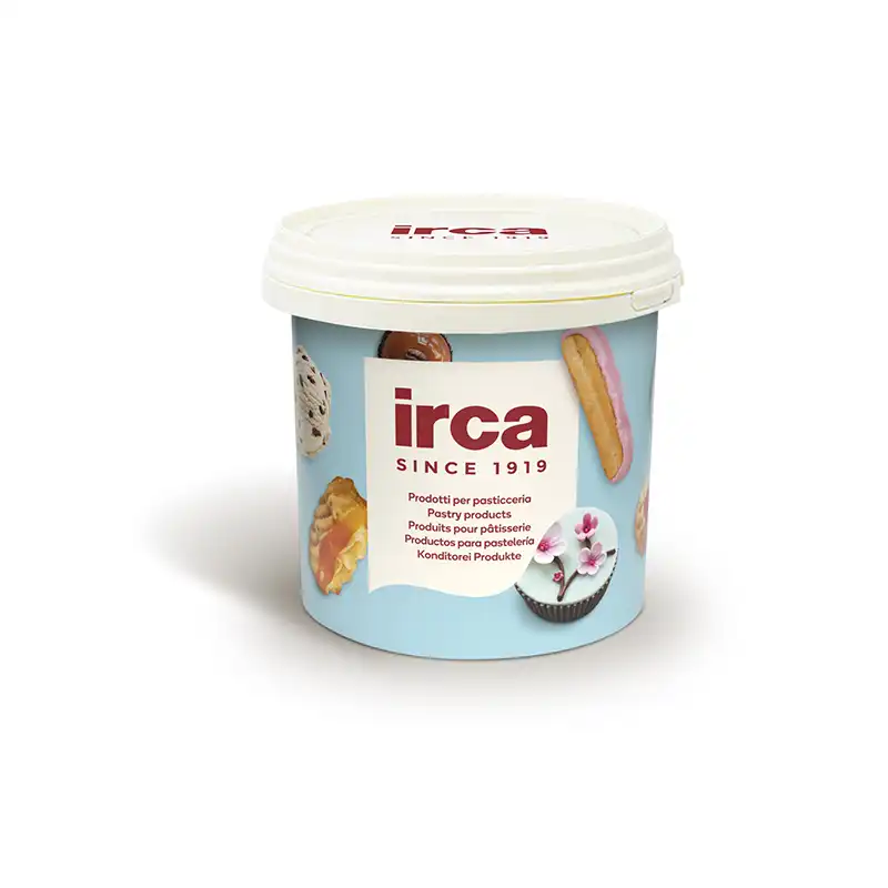 Fusto contenente la crema ai frutti di bosco e yogurt