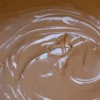 Crema al cioccolato al latte per glassare torte e dolci