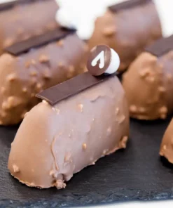 Crema al cioccolato al latte per glassare torte e dolci utilizzata come glassatura di dolcetti