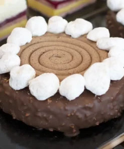 Crema per praline composta da zucchero caramellizzato e nocciole tostate per il 50%