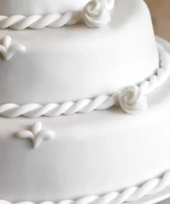 Applicazione della pasta di zucchero bianca per copertura