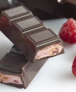 Barrette di cioccolato ripiene con il pralinato al cioccolato bianco e frutti rossi con crepes
