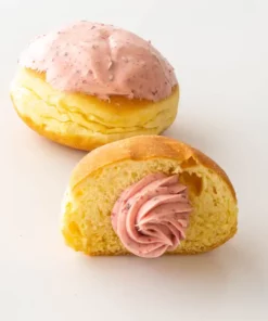 Bombolone farcito con la crema ai frutti rossi con crunch di fragole e lamponi