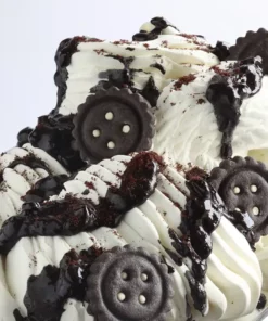 Crema al cacao con biscotti di cacao croccanti utilizzata come variegato per gelato