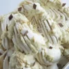 Crema al cioccolato bianco e cocco con wafer croccante utilizzata come variegato per gelato