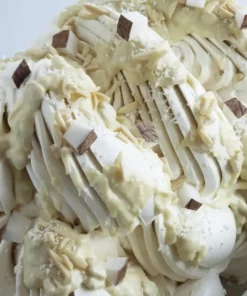 Crema al cioccolato bianco e cocco con wafer croccante utilizzata come variegato per gelato