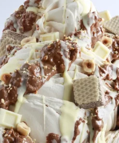 Crema ala nocciola con granella di nocciole e wafer croccante utilizzata come variegato per gelato