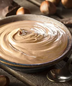 Crema latte e nocciola in un piatto