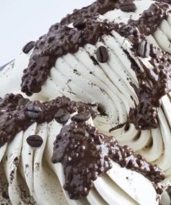 Gelato variegato con la crema al cacao e latte con cereali croccanti