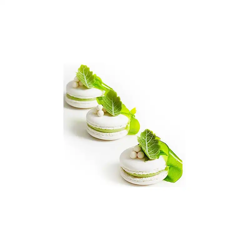 Macarons bianchi decorati con Curvy leaf green, decorazioni per torte in cioccolato