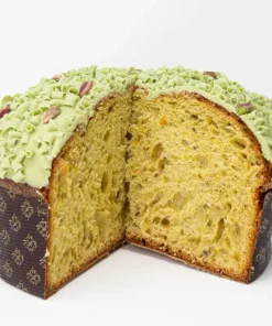 Panettone ricoperto con la crema al pistacchio da copertura