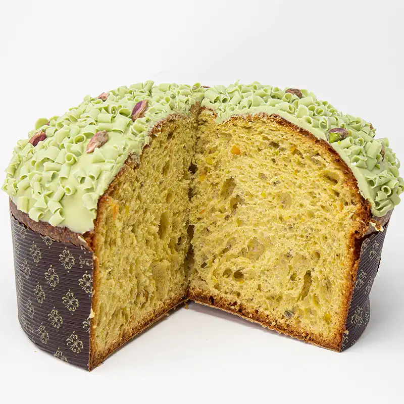 Panettone ricoperto con la crema al pistacchio da copertura