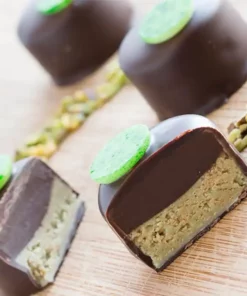 Pralina con il Pralinato al pistacchio e cioccolato bianco con crepes