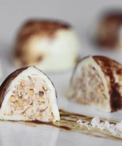 Praline con il Pralinato al cioccolato bianco e caramel fleur de sel con crepes