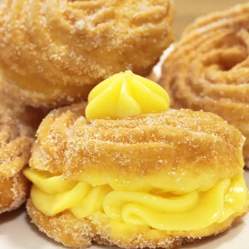 Zeppola con la crema pasticcera realizzata con il nostro preparato per crema pasticcera a freddo