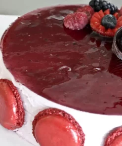 Semifreddo con la glassa a specchio ai frutti di bosco in copertura