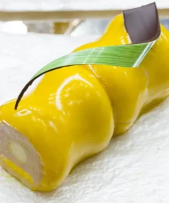 Semifreddo con la glassa a specchio al limone