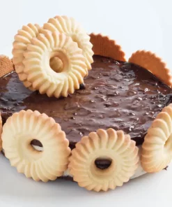 Semifreddo ricoperto dalla Crema al cioccolato con granella di biscotti al cacao