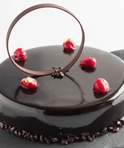 Torta con la Glassa a specchio al cioccolato fondente