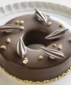 Torta con la glassa a specchio al cioccolato gianduia