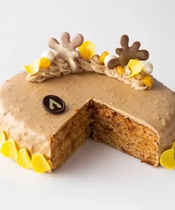 Torta farcita e coperta con la crema al caramello salato crunch