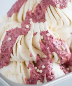 Variegato ai frutti rossi con crepes sul gelato