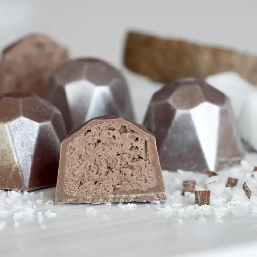 Praline realizzate con il pralinato al cioccolato al latte e fiocchi di cocco e crepes