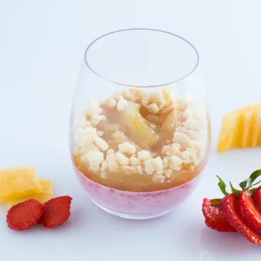 Dolce al cucchiaio in un bicchiere con la composta di ananas al 70%