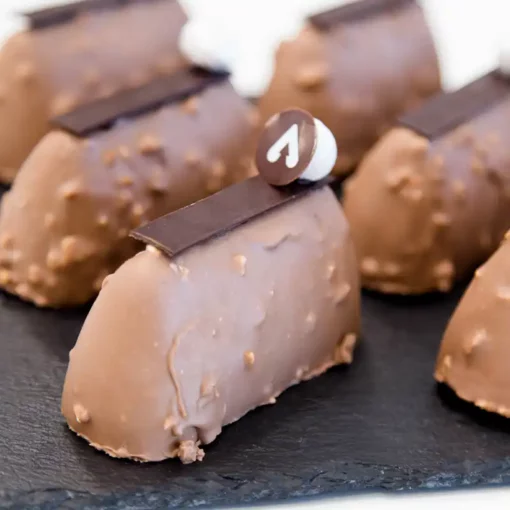 Crema al cioccolato al latte per glassare torte e dolci utilizzata come glassatura di dolcetti