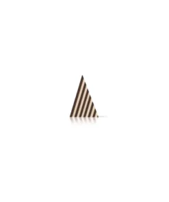 Decorazione in cioccolato puro, fondente ed avorio, a forma di triangolo. 314 pezzi
