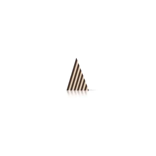 Decorazione in cioccolato puro, fondente ed avorio, a forma di triangolo. 314 pezzi