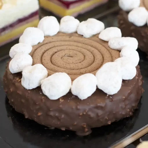 Crema per praline composta da zucchero caramellizzato e nocciole tostate per il 50%