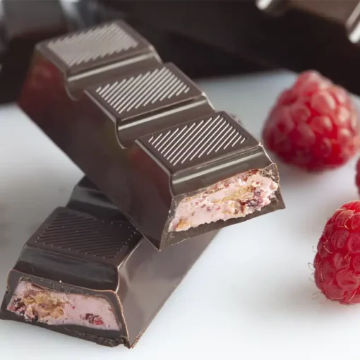 Barrette di cioccolato ripiene con il pralinato al cioccolato bianco e frutti rossi con crepes