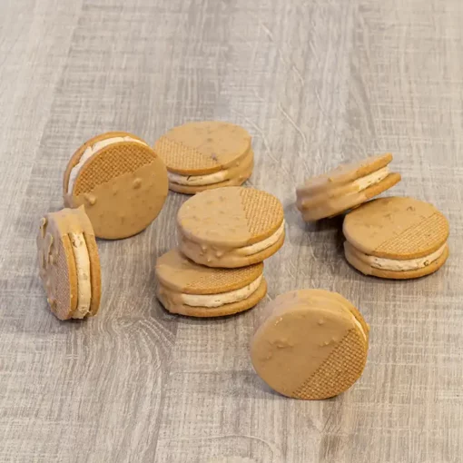 Biscotti coperti con la crema al caramello salato crunch