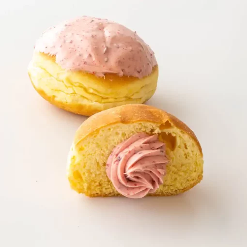 Bombolone farcito con la crema ai frutti rossi con crunch di fragole e lamponi