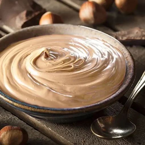 Crema latte e nocciola in un piatto