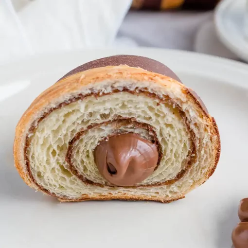 Croissant farcito con la Crema Gianduia con l'8% di Nocciole