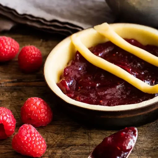 Crostata farcita con la farcitura di lamponi al 45% di frutta