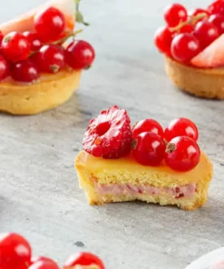 Dolcetto farcito con la crema ai frutti rossi con crunch di fragole e lamponi