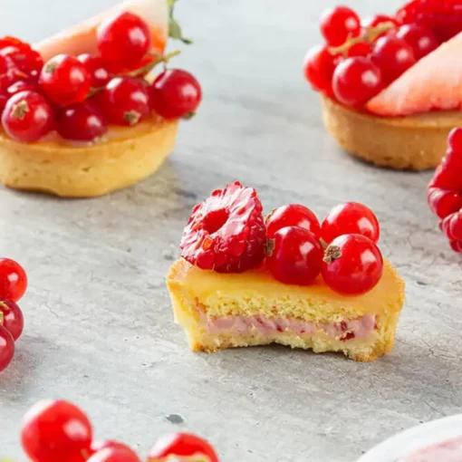 Dolcetto farcito con la crema ai frutti rossi con crunch di fragole e lamponi