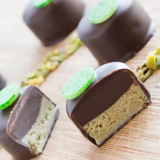 Pralina con il Pralinato al pistacchio e cioccolato bianco con crepes