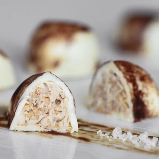 Praline con il Pralinato al cioccolato bianco e caramel fleur de sel con crepes