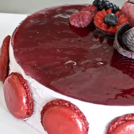 Semifreddo con la glassa a specchio ai frutti di bosco in copertura