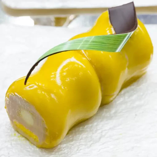 Semifreddo con la glassa a specchio al limone