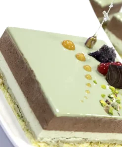 Semifreddo con la Glassa a specchio al pistacchio