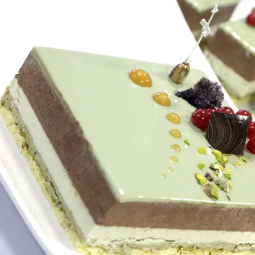 Semifreddo con la Glassa a specchio al pistacchio